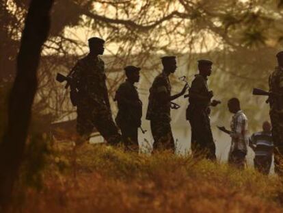 Soldados burundeses patrullan este martes en la capital del pa&iacute;s,  Bujumbura.