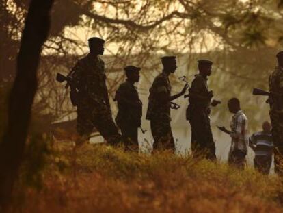 Soldados burundeses patrullan este martes en la capital del país, Bujumbura.