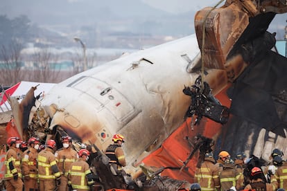 Personal de rescate trabajan junto a los restos del avin siniestrado este domingo en el aeropuerto de Muan (Corea del Sur). 