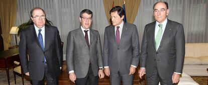 El presidente de Castilla y León, Juan Vicente Herrera; el ministro de Energía, Álvaro Nadal y los presidentes de Asturias, javier Fernández y de Iberdrola, Ignacio Galán, antes de la reunión mantenida en el ministerio.