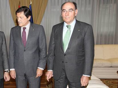 El presidente de Castilla y León, Juan Vicente Herrera; el ministro de Energía, Álvaro Nadal y los presidentes de Asturias, javier Fernández y de Iberdrola, Ignacio Galán, antes de la reunión mantenida en el ministerio.