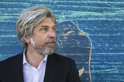 Karl Ove Knausgård, delante del cartel de la exposición sobre Munch que comisarió en 2019 en Oslo.