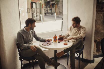 Kiko Requena y Miguel Sánchez, de Café Leather, firman junto a Cardhu esta edición especial. La excusa perfecta para seguir atesorando momentos con nuestros padres.