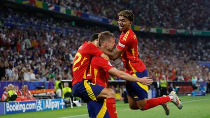 Los jugadores de la selección española celebran el segundo gol del combinado español durante el partido de semifinales de la Eurocopa de fútbol que España y Francia disputan este martes en Múnich. EFE/Alberto Estevez