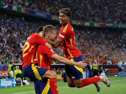 Los jugadores de la selección española celebran el segundo gol del combinado español durante el partido de semifinales de la Eurocopa de fútbol que España y Francia disputan este martes en Múnich. EFE/Alberto Estevez