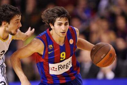 Ricky Rubio trata de escaparse de Sergio Llull.