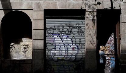 La fuente empotrada, con un ca&ntilde;o y dos cabezas de s&aacute;tiro, de la calle de la Uni&oacute; de Barcelona.