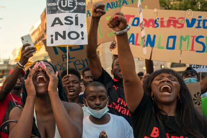 Manifestantes protestan contra las muertes de inmigrantes en Melilla en la plaza de Callao en Madrid el 1 de julio.