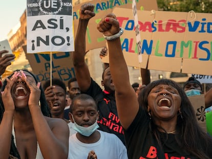 Manifestantes protestan contra las muertes de inmigrantes en Melilla en la plaza de Callao en Madrid el 1 de julio.