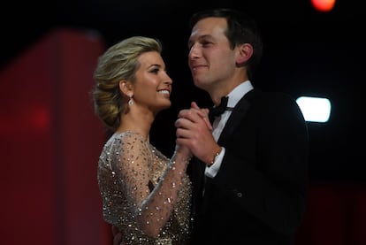 Ivanka Trump y Jared Kushner. Entre los dos amasan una fortuna valorada en 207 millones de dólares, pero según CNN sus inversiones este año podrían llegar a generarle 762 millones. Ivanka Trump, hija del presidente de EE UU se casó hace ocho años con Kushner, dueño de su propio imperio de bienes raíces y actual consejero de Donald Trump. Solo en arte la pareja tiene 25 millones de dólares.