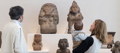 Visitantes interactúan con esculturas precolombinas en el ala Michael C. Rockefeller del Museo Metropolitano de Arte de Nueva York.