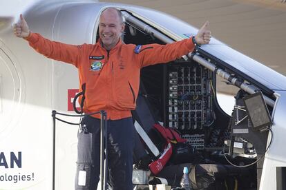 El avión Solar Impulse II ha aterrizado con éxito en Sevilla tras atravesar el océano Atlántico tres días después de partir del aeropuerto JFK de Nueva York, dentro del proyecto de vuelta al mundo a bordo de esta aeronave. En la imagen, el piloto, Bertrand Piccard, junto al avión.