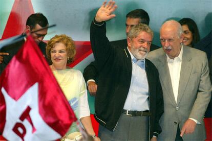 Luiz Inacio Lula da Silva, con su mujer Marisa Leticia, y Jose Alecar, durante la convención del Partido de los Trabajadores.