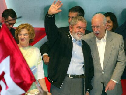 Luiz Inacio Lula da Silva, con su mujer Marisa Leticia, y Jose Alecar, durante la convención del Partido de los Trabajadores.