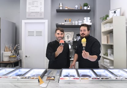 Iván Abachian y Alejandro de Miguel, en la heladería Tramontana, en Madrid.