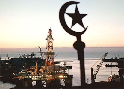 El emblema de Azerbaiyán preside los campos petrolíferos del mar Caspio.