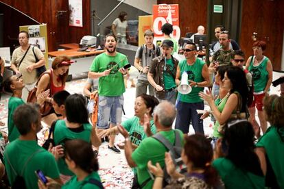 Los miembros de la PAH en el Banco Santander.