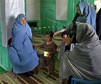 En la imagen, una mujer afgana se fotografía en un centro de registro de votantes de Kabul el pasado 7 de julio.