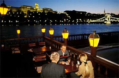 Un café a orillas del Danubio, el río que separa la parte de Pest (que comprende dos tercios de la ciudad) de la de Buda (el restante tercio de la superficie de la capital húngara).