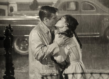 George Peppard y Audrey Hepburn en una escena de 'Desayuno con diamantes', dirigida por Blake Edwards.