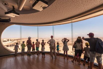 Vista panorámica del cráter de Makhtesh Ramon desde el centro para visitantes en Israel.