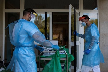 Dos sanitarios trabajando en la residencia de mayores Os Gozos, en O Pereiro de Aguiar (Ourense).