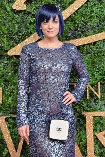 Lily Allen, fiel un año más a la cita, apostó todo al azul.