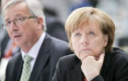 Angela Merkel (dcha) juntop al candidato Jean-Claude Juncker.