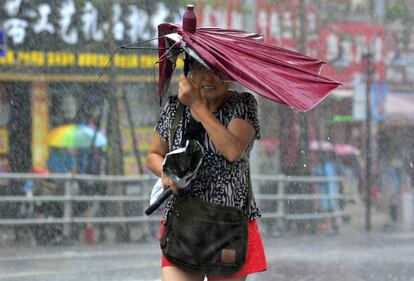 Lluvias torrenciales y fuerte viento causado por el tifón Matmo en Qingdao, China.