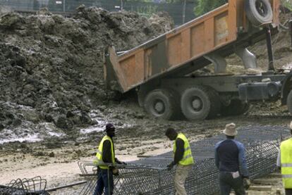 Un camión descarga tierras en un relleno de una obra en un municipio de Vizcaya.