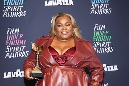 Da’Vine Joy Randolph, con su premio Spirit a la mejor interpretación de reparto por 'Los que se quedan', en los Film Independent Spirit Awards, celebrados en Santa Mónica, California, el 25 de febrero de 2024.