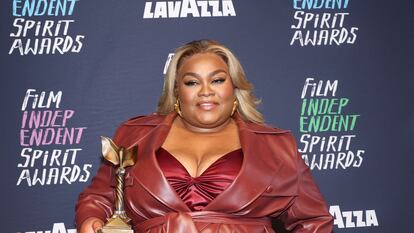 Da’Vine Joy Randolph, con su premio Spirit a la mejor interpretación de reparto por 'Los que se quedan', en los Film Independent Spirit Awards, celebrados en Santa Mónica, California, el 25 de febrero de 2024.