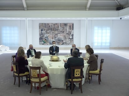 El presidente de Gobierno, Pedro Sánchez  al inicio de un desayuno de trabajo con los secretarios generales de UGT, José Alvarez, y CCOO, Unai Sordo, en la Moncloa acompañados de miembros de su Gabinete el pasado noviembre.