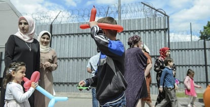 Un grupo de niños y sus madres, en un campo de refugiados e inmigrantes de Polonia.