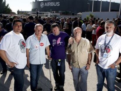 Ra&uacute;l Fern&aacute;ndez, Jos&eacute; Alc&aacute;zar, Ger&oacute;nimo Mart&iacute;n, Tom&aacute;s Garc&iacute;a y Rodolfo Malo, delante de la sede de Airbus en Getafe. 