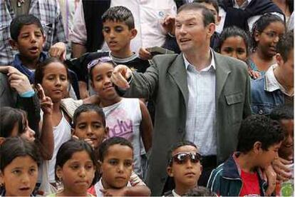 El <i>lehendakari</i> Ibarretxe, ayer durante su encuentro con niños saharauis y palestinos.