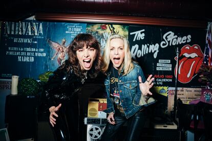 La leyenda del rock americano Cherie Currie (a derecha), fundadora del grupo The Runaways, y la cantautora madrileña Nat Simons, fotografiadas en junio en el restaurante La Peligrosa, en Madrid.