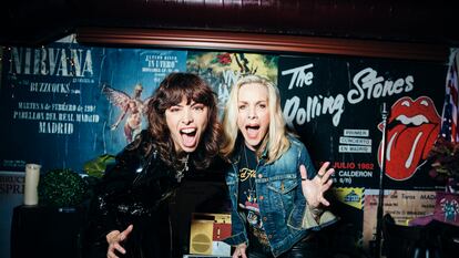 La leyenda del rock americano Cherie Currie (a derecha), fundadora del grupo The Runaways, y la cantautora madrileña Nat Simons, fotografiadas en junio en el restaurante La Peligrosa, en Madrid.