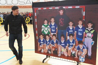 Xabi Alonso mira la foto del equipo en el que jugó cuando participó en el torneo Shanti de Tolosa. El hoy centrocampista del Real Madrid es el niño que está agachado a la derecha sujetando el balón.
 se representa en Leioa.