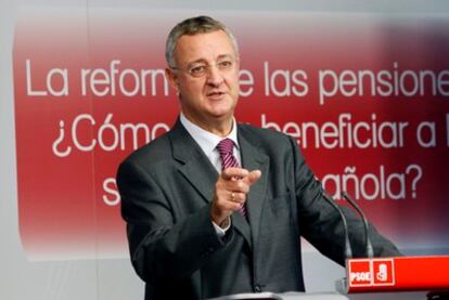 Jesús Caldera en la presentación del informe de la Fundación IDEAS sobre los beneficios de la reforma de pensiones.