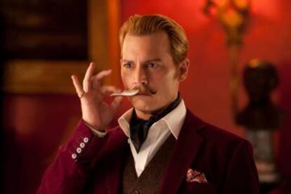 Johnny Depp arreglándose el bigote en la comedia estadounidense 'Mortdecai' (2015).