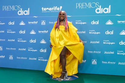 La encargada de homenajear a la eterna Celia Cruz, la cantante cubana Lucrecia, también hizo su aparición en la alfombra verde con un llamativo vestido en amarillo. 