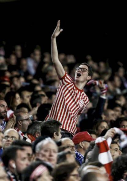 Un aficionado, en un partido de Champions.