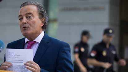 El exjuez Fernando Presencia atiende a los medios de comunicación frente a la Audiencia Nacional, en julio pasado en Madrid.