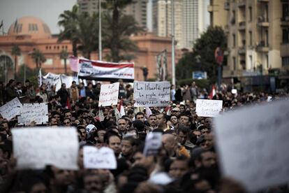 Miles de egipcios enarbolan pancartas contra Mubarak durante la marcha del millón, la gran protesta después de una semana de protestas contra Mubarak.