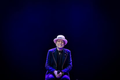 Joaquín Sabina, con su mítico bombín, observa al público.