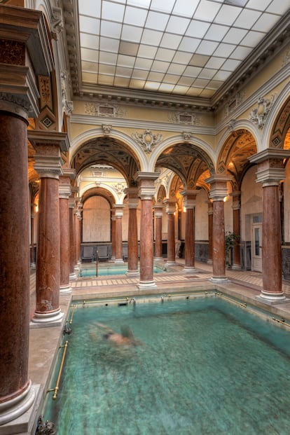 Piscina de estilo romano del hotel Nové Lázne Health Spa en Marienbad.  