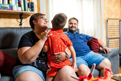 Elisabeth y Francisco, con su hijo Sergio, en la casa de la familia en Alcalá de Henares.