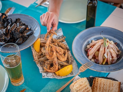 Mejillones del Delta, ensalada de ventresca con tomate payés y fritura, en Calma Salada (El Vendrell, Tarragona), en una imagen proporcionada por Guía Repsol.