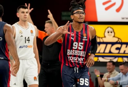 El alero del Baskonia Chima Moneke (d) celebra una acción durante el partido de la tercera jornada de la Euroliga entre Baskonia y Real Madrid este martes en Vitoria.